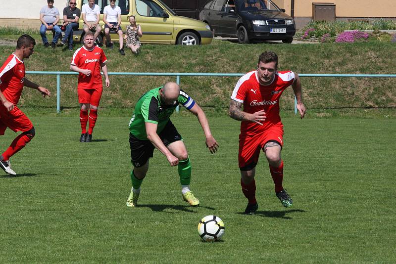 Fotbalisté Zlechova (zelené dresy) ve 22. kole krajské I. A třídy skupiny zdolali Újezdec 2:1 a přiblížili se záchraně.