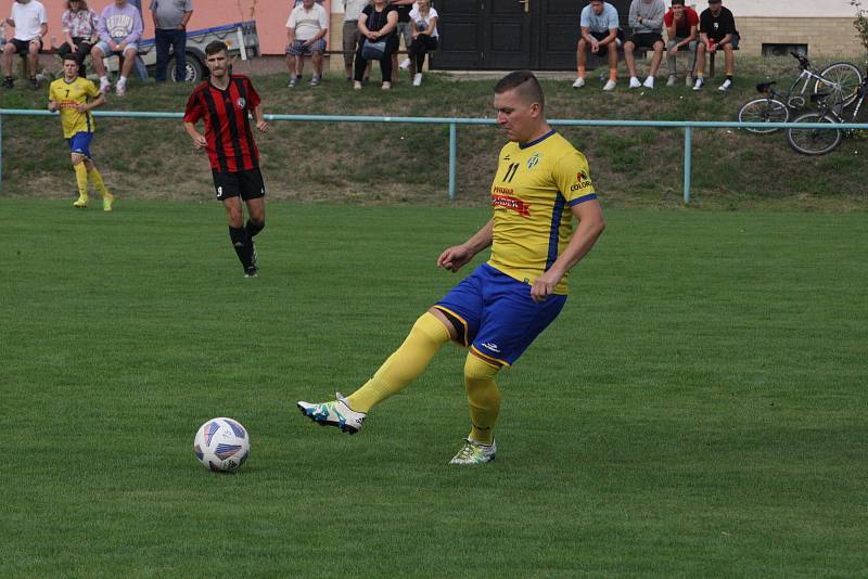 Fotbalisté Starého Města (žluté dresy) vyhráli derby ve Zlechově 3:1.