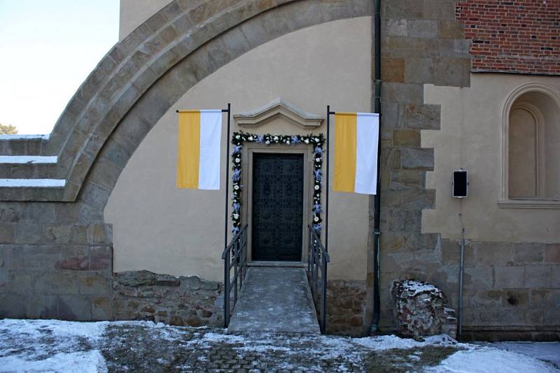 SVATÁ BRÁNA. Pečlivě nazdobenou bránu Roku milosrdenství otevřel v neděli do Královské kaple velehradské baziliky pomocný olomoucký biskup Josef Hrdlička.