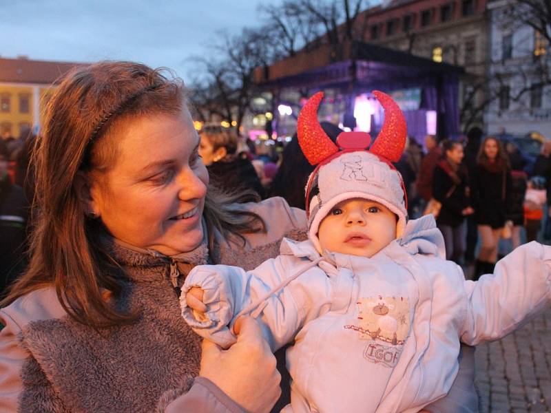 Masarykovo náměstí v Uherském Hradišti od pátku 5. prosince zdobí devítimetrový smrk, nesoucí jméno Marek. 