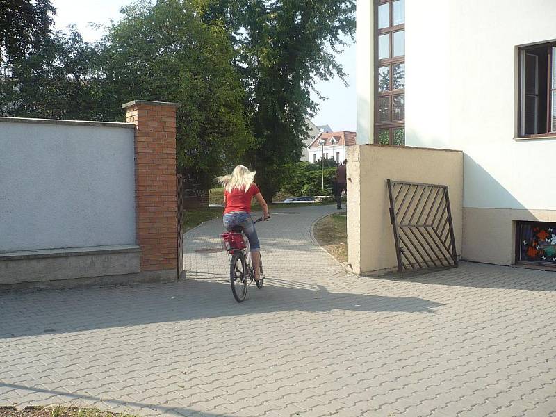 Většina cyklistů v bastionu možná vůbec netuší, že se při průjezdu bastionem pohybují po chodníku, kde je průjezd zakázán.