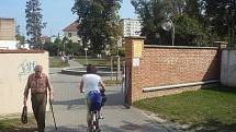Většina cyklistů v bastionu možná vůbec netuší, že se při průjezdu bastionem pohybují po chodníku, kde je průjezd zakázán.