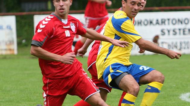 Fotbalový záložník Brumova Ondřej Školník se v roce 2011 potkal na hřišti i s odchovancem valašského klubu Tomášem Poláchem. Dnes vyzve Slovácko.