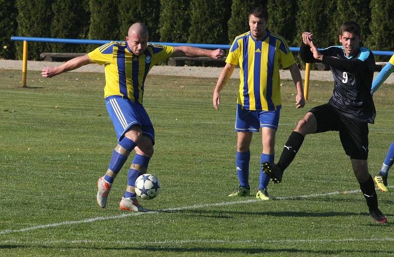 Fotbalisté Buchlovic (žlutomodré dresy) v posledním zápase podzimní části podlehli vedoucím Osvětimanům 1:2.