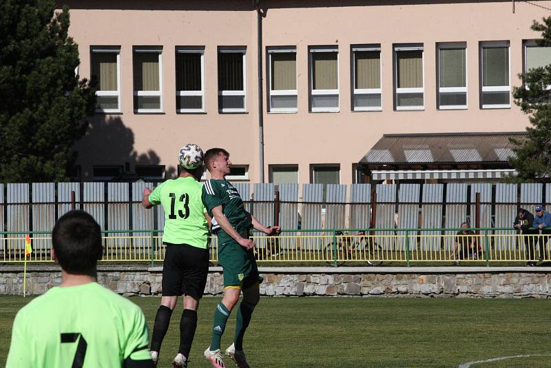 Derby fotbalistů Dolního Němčí (světle zelené dresy) s Nivnicí skončil v I. A třídě nerozhodně 2:2.