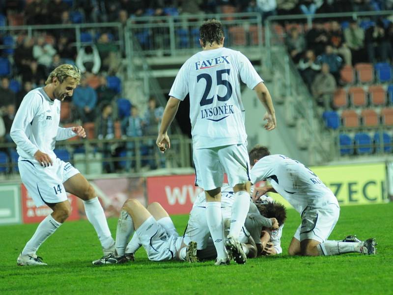 Radost po gólu - vlevo přibíhá Lukáš Matůš, s č. 25 Ondřej Lysoněk.