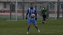 Fotbalisté Hluku (modrobílé dresy) v 16. kole I. A třídy skupiny B přehráli sousední Kunovice 3:1.