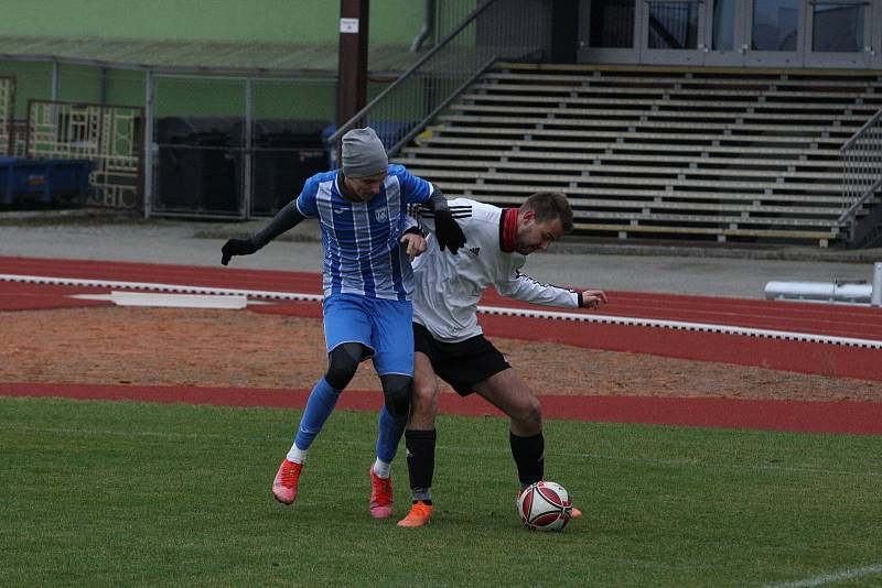 Fotbalisté Hluku (modrobílé dresy) v 16. kole I. A třídy skupiny B přehráli sousední Kunovice 3:1.