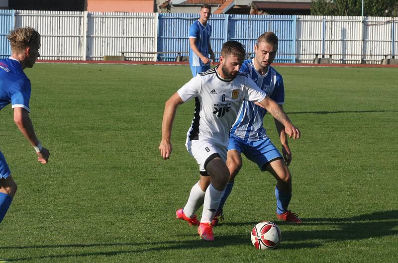 Fotbalisté Hluku (modrobílé dresy) doma ztratili vedení 2:0, s Bojkovicemi hráli nerozhodně.