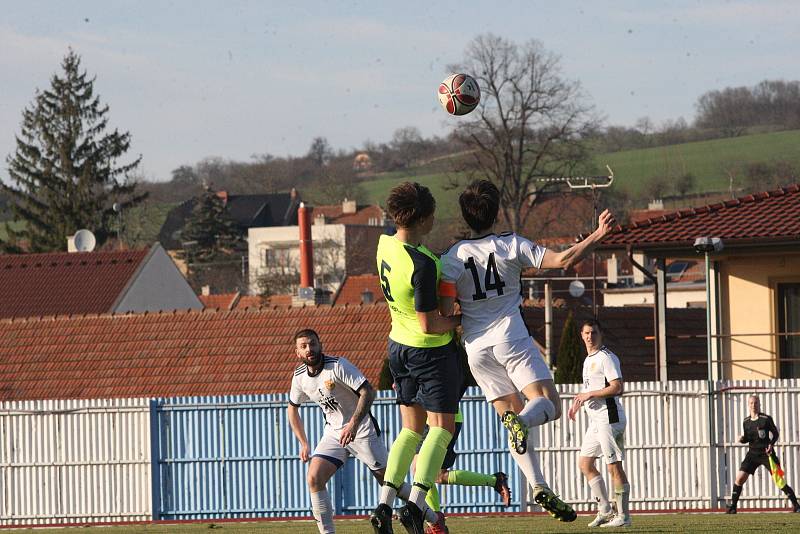 Fotbalisté Hluku (fosforové dresy) v dohrávce 10. kola krajské I. A třídy skupiny B deklasovali Bojkovice 8:1.