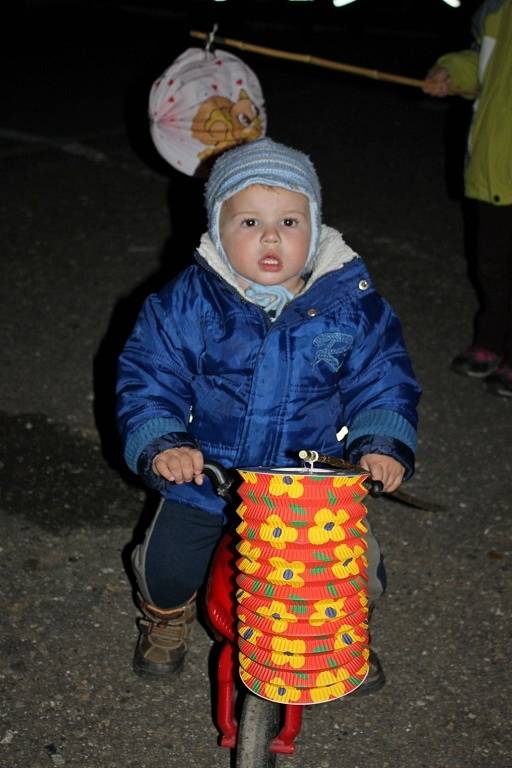 Bezmála tři stovky dětí a dospělých pochodovaly Kudlovicemi s barevnými světýlky. 