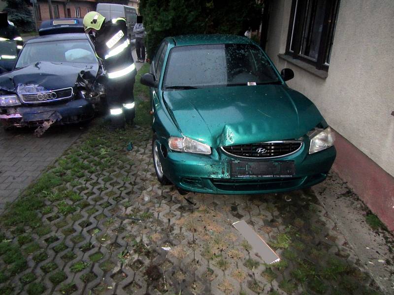 Dům i zaparkované auto v Bílovicích trefil při rychlé jízdě řidič audi