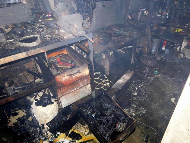 Požár v rodinném domě v Nivnici zasáhl dílnu v suterénu, dál se nestihl rozšířit