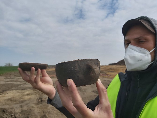 Archeologické žně na místě budoucí dálnice D55 u Polešovic. Vzácné nádoby z období zhruba 1500 let př. n. l.