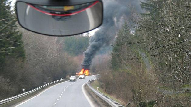 Rozsáhlý požár zničil osobní auto zn. BMW X6.