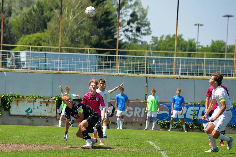 Mladší dorostenci Slovácka (bílé dresy) přehráli Znojmo 6:1.