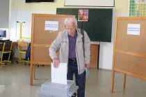 Na uherskohradišťském gymnáziu přišli první voliči úderem čtrnácté hodiny.