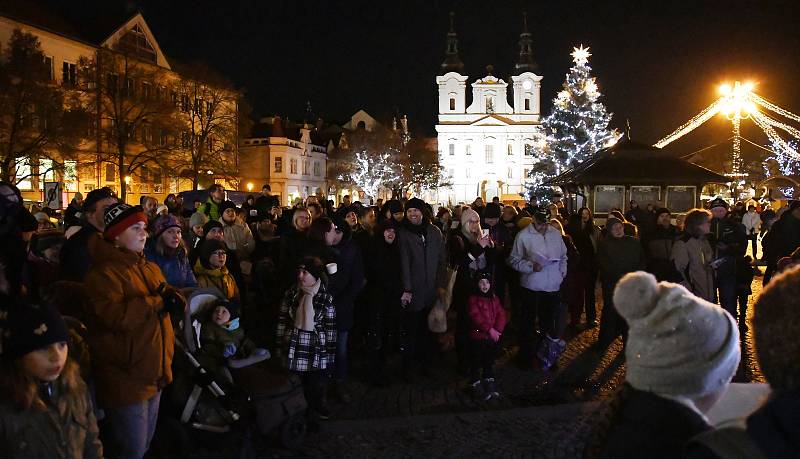 Česko zpívá koledy 2022 na Masarykově náměstí v Uherském Hradišti měl pod palcem Pěvecký sbor ZUŠ Slovácko.