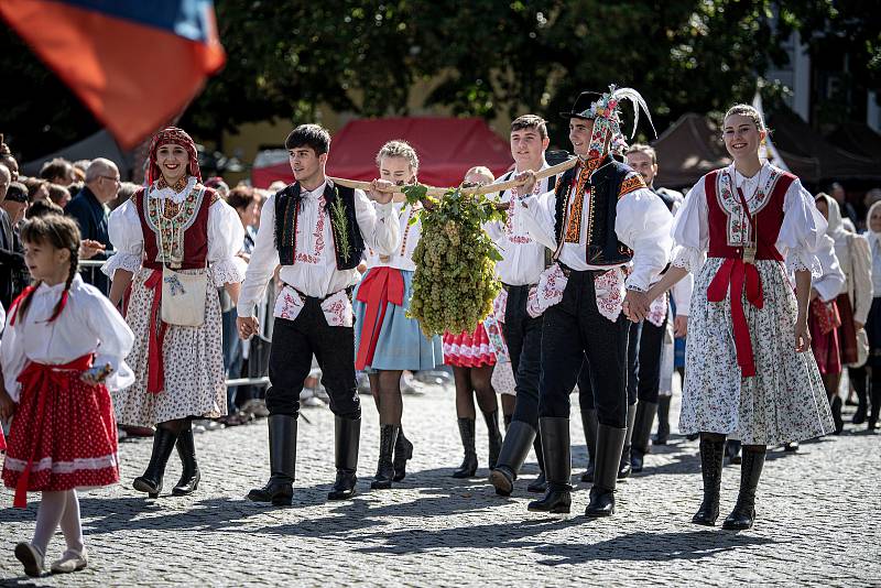 Na tři tisíce krojovaných účastníků z devíti regionů, Polska a Maďarska prošlo centrem Uherského Hradiště při Slováckých slavnostech vína a otevřených památek, 10. září 2022.