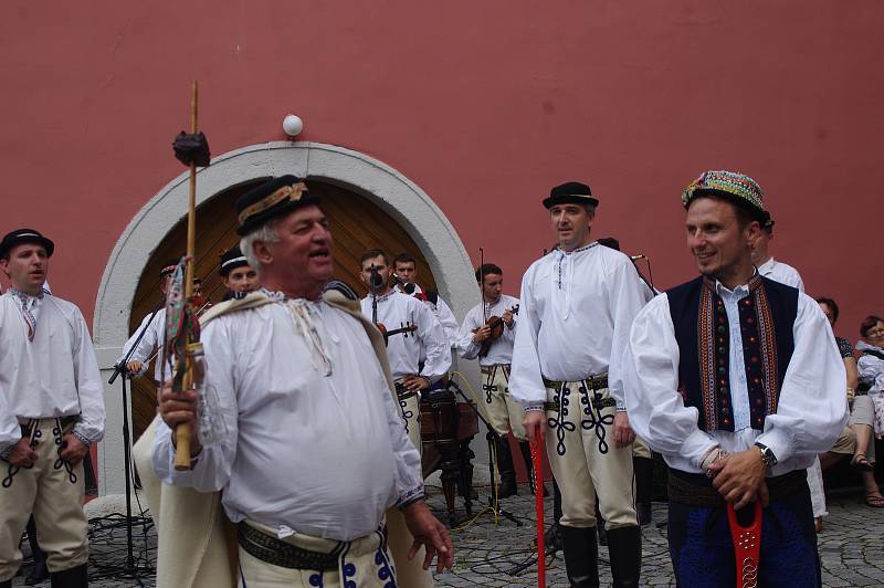 Bohatý kulturní program i pochutiny a tradiční nápoje z jednotlivých vesnic, tím se tradičně prezentoval na 16. ročníku Slováckých slavností vína a otevřených památek mikroregion Východní Slovácko.