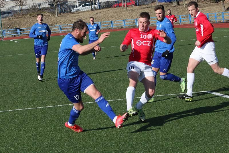 Fotbalisté Uherského Brodu (červené dresy) v 19. kole MSFL podlehli doma na Lapači Otrokovicím 2:3.