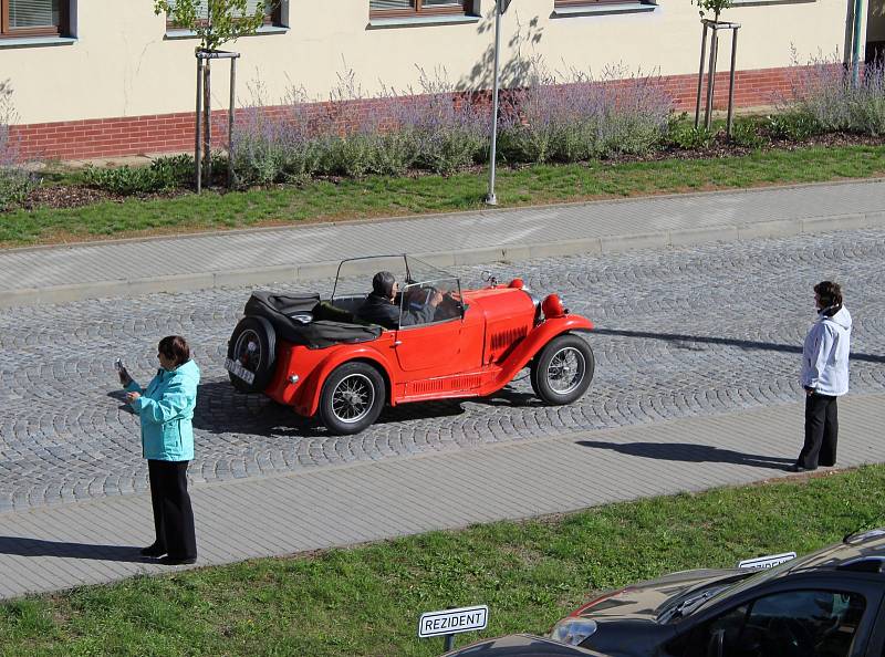 Slunečné počasí přálo v neděli cílové jízdě členů Slováckého Veteran Car Clubu Uherské Hradiště.