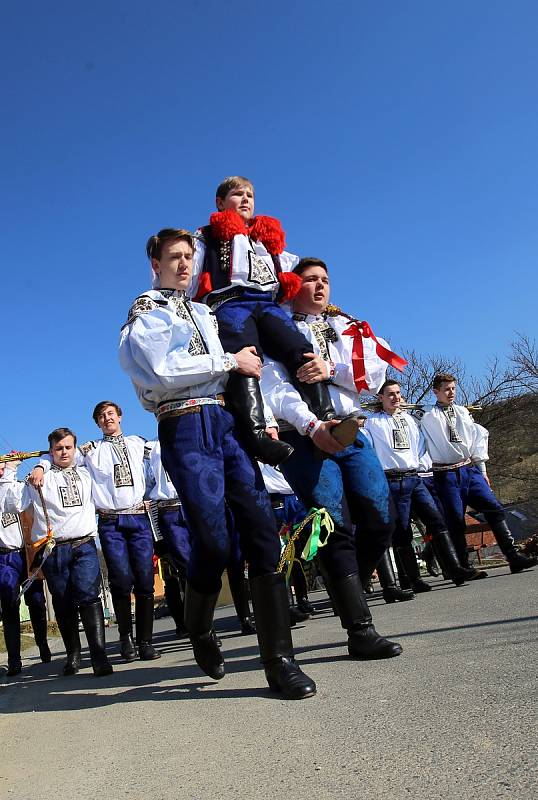 Velikonoční obchůzka   družiny  Vlčnovského  krále  Martina Dareka Franty ve Vlčnově.