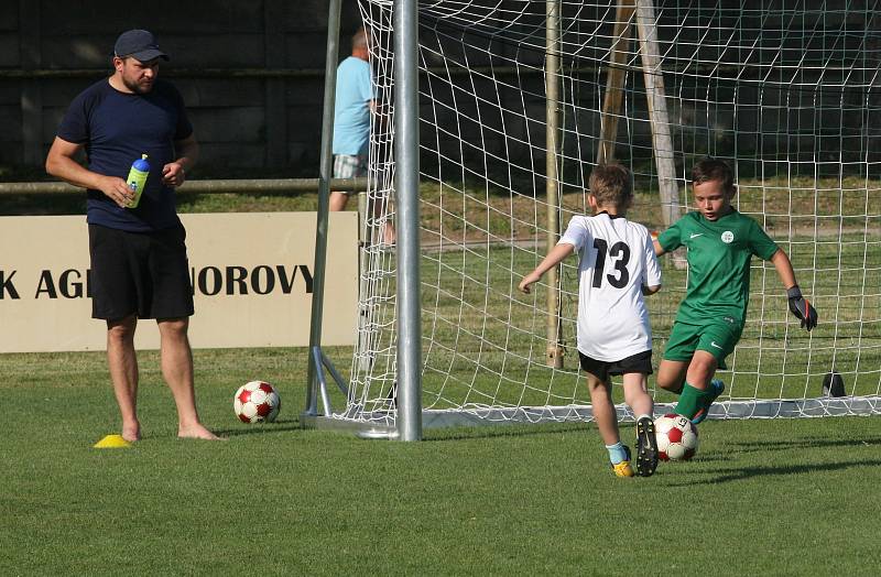 Ligoví fotbalisté Tomáš Zajíc, Libor Holík a Petr Galuška se připravují ve Vnorovech. Nadějím Agra po zápase s Ostrožskou Novou Vsí předali dresy.