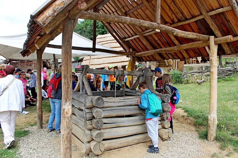 Archeoskanzen na Modré žil po dobu dvou týdnů programem pro školy s názvem Velká Morava.