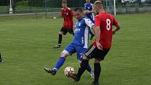 Fotbalisté Babic (červené dresy) ve 25. kole okresního přeboru Uherskohradišťska zdolali předposlední Březolupy 2:0.