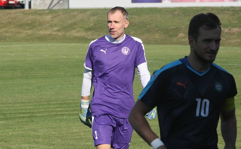 Fotbalisté Buchlovic (žlutomodré dresy) v posledním zápase podzimní části podlehli vedoucím Osvětimanům 1:2.