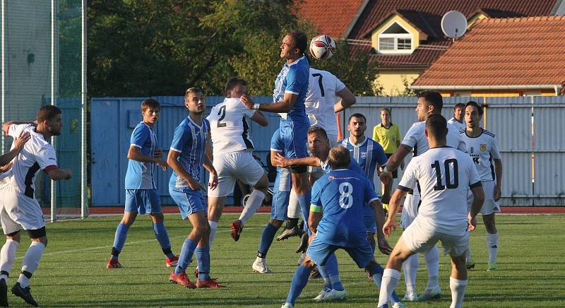 Fotbalisté Hluku (modrobílé dresy) doma ztratili vedení 2:0, s Bojkovicemi hráli nerozhodně.
