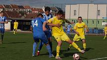 Fotbalisté Hluku (modré dresy) zdolali v sobotním zápase 19. kola krajské I. A třídy skupiny B Nivnici 3:2 a upevnili si druhé místo v tabulce.