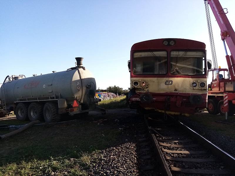 Kolize osobního vlaku s traktorem na železničním přejezdu nedaleko Kunovic - 18. 9. 2020