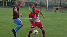 Fotbalisté Slavkova (bíločervené dresy) na úvod nové sezony zdolali Velký Ořechov 1:0.