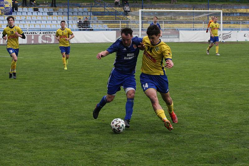 Fotbalisté Starého Města (žluté dresy) prohrály v semifinále Poháru Zlínského KFS s Morkovicemi 3:5.