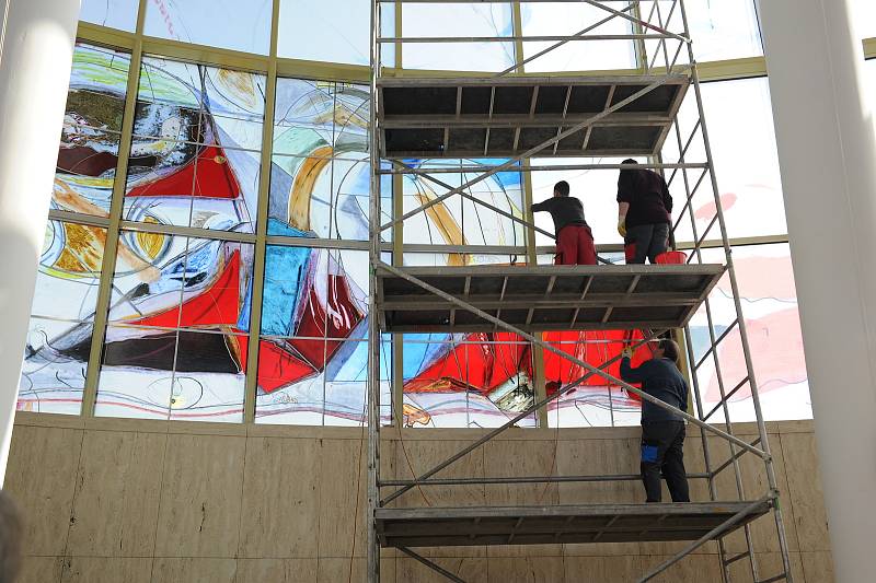 Staré Město: na kostele Svatého Ducha instalovali další rozměrné vitráže