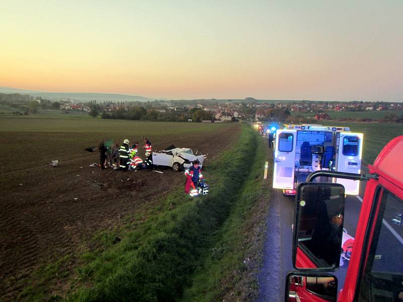 U příkopu na střeše skončil svou rychlou jízdu u Topolné osmnáctiletý mladík bez řidičáku. S mladinkou spolujezdkyní skončili v nemocnici.