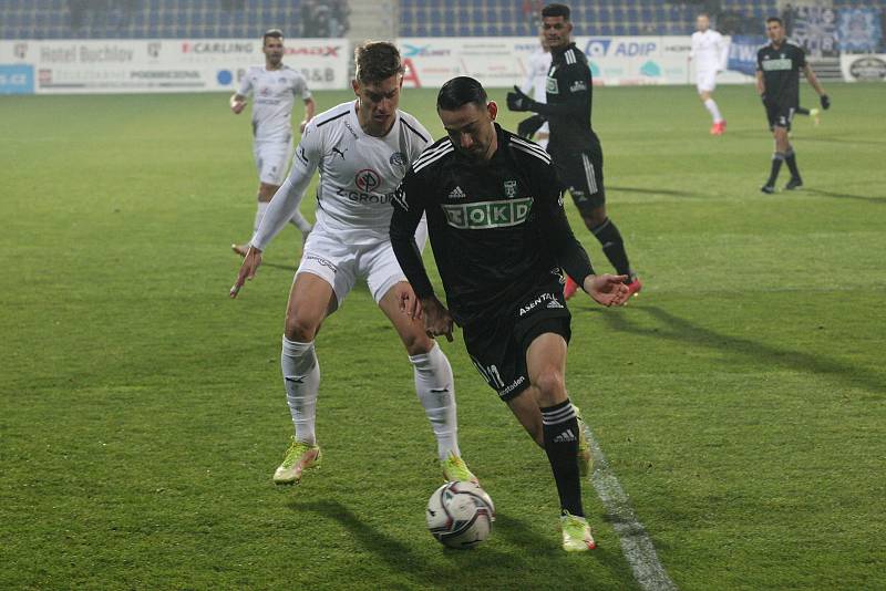 Fotbalisté Slovácka (bílé dresy) se v osmifinále MOL Cupu utkali s Karvinou.