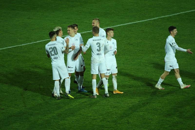 Fotbalisté Slovácka (v bílých dresech) v dohrávce 4. kola přehráli poslední Příbram 5:1.