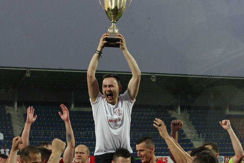 Fotbalisté Jalubí (žlutočerné dresy) zdolali ve finále Poháru OFS Jarošovský pivovar Stříbrnice 7:1. Utkání na stadionu ligového Slovácka sledovalo 1234 diváků.