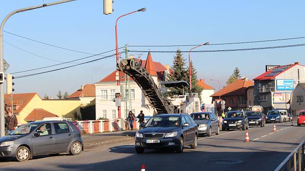 Dlouhé fronty, naštvaní řidiči, autobusy zpožděné o čtyřicet minut, tak to v pondělí 9. října od rána vypadalo na hlavním tahu ze Starého Města do Uherského Hradiště. Na vině je oprava vozovky na mostě přes řeku Moravu.