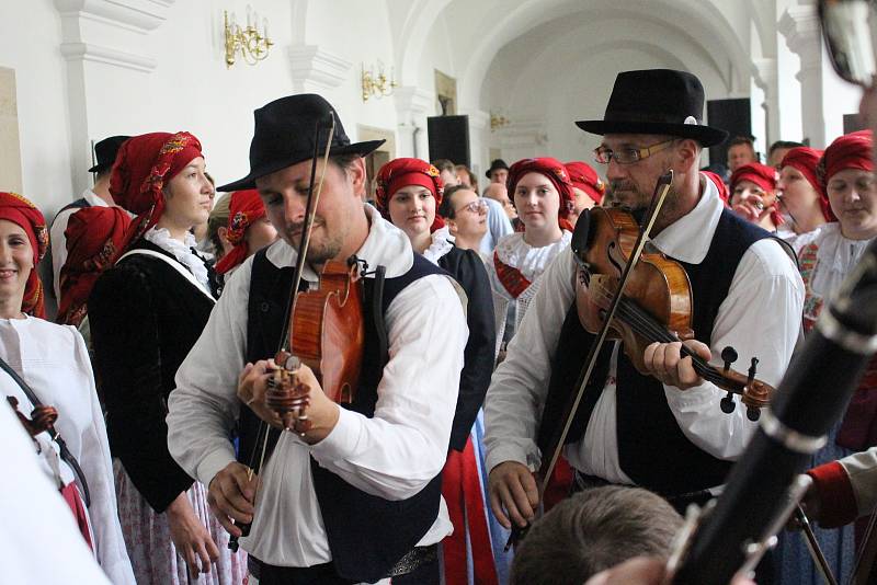 Do vnitřních prostor františkánského kláštera se přemístili o zástupci obcí od Buchlova.