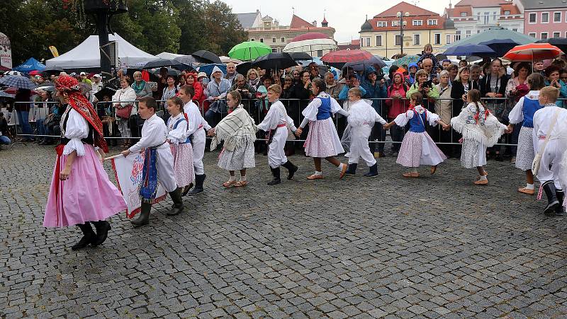 Tradičnímu defilé na Masarykově náměstí nepřálo počasí.