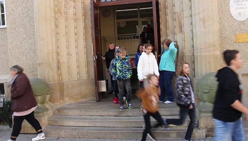 V ZŠ UNESCO si žáci zkusili evakuaci budovy za pomocí jednoho z nejmodernějších bezpečnostních systémů.