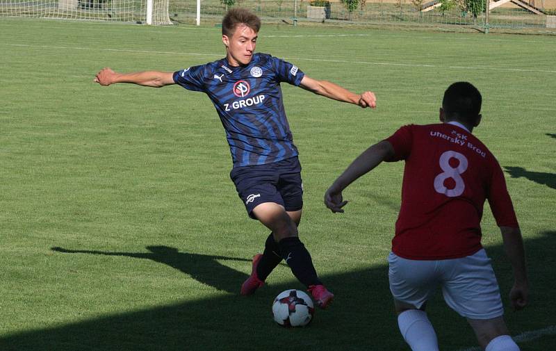 Fotbalisté Uherského Brodu (červené dresy) v prvním kole MSFL remizovali s béčkem Slovácka 3:3.