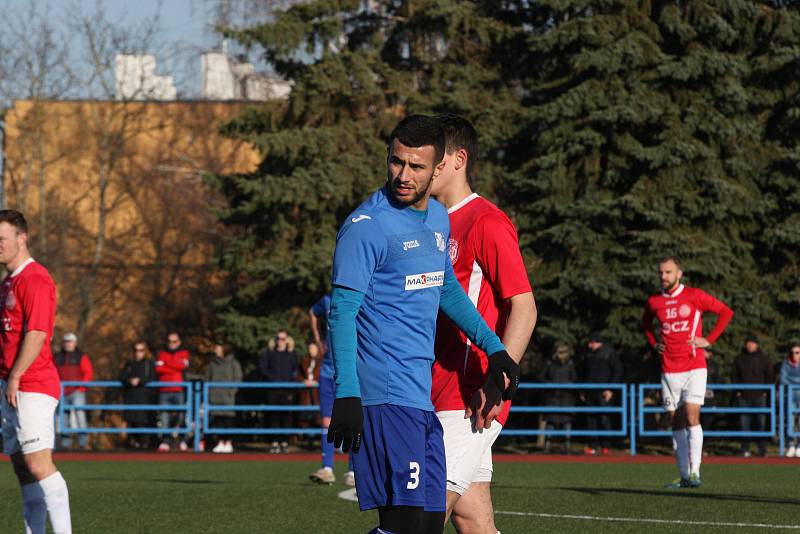 Fotbalisté Uherského Brodu (červené dresy) v 19. kole MSFL podlehli doma na Lapači Otrokovicím 2:3.