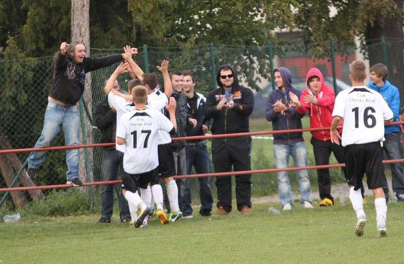 ČSK Uh. Brod - Tatran Bohunice 1:0 (0:0) Uherský Brod v bílém. Radost domácích hráčů po vstřelené brance.