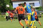 Fotbalisté Zlámance (v oranžovém) nedokázali porazit Slavkov, který přijel s deseti hráči, Utkání skončilo 2:2.