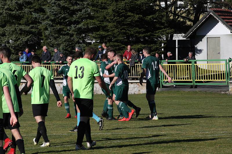 Derby fotbalistů Dolního Němčí (světle zelené dresy) s Nivnicí skončil v I. A třídě nerozhodně 2:2.